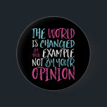 Badge Rond 5 Cm Le Monde Est Changé Par L'Exemple Inspirant Leader<br><div class="desc">Le monde est changé par votre exemple et non par l'opinion. Un modèle de citation inspirant et motivant pour ceux qui défendent l'égalité, choisissent l'amour plutôt que la haine et l'espoir d'un monde meilleur. Inspirer des produits de provocation positifs pour l'anti-racisme et l'anti-intimidation. Soutenez et inspirez les gens à être...</div>