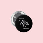 Badge Rond 5 Cm Le nouveau Modèle de texte Mme Black et White Scri<br><div class="desc">Vous pouvez personnaliser ce bouton "la nouvelle Mme" avec le nouveau nom de famille de la mariée. Mme apparaît dans un script blanc (typographie). Le bouton est noir.</div>