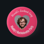Badge Rond 5 Cm Le plus chanceux du monde de la soirée de bachelor<br><div class="desc">Célébrez l'amour et l'humour du couple qui va se marier avec notre insigne de fête de bachelorette "Le gars le plus chanceux du monde" ! Cet accessoire amusant et personnalisé est l'ajout parfait à toute soirée de bachelorette,  ajoutant une touche d'amusement et de divertissement aux festivités.</div>