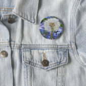 Badge Rond 5 Cm Le Rêve de Pustefles dans les fleurs bleues de dia (En situation)