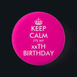 Badge Rond 5 Cm Le rose au néon gardent le bouton calme de<br><div class="desc">Le rose au néon gardent le bouton calme de goupille d'insigne d'anniversaire pour des femmes et des filles d'ado. Créez votre propre drôle gardent le calme et continuent la parodie pour des célébrations de fête d'anniversaire. Modèle vintage de typographie avec la couronne de princesse. Couleur personnalisable d'arrière - plan. Ajoutez...</div>