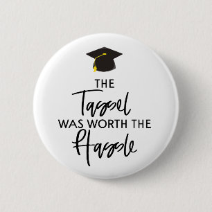 Badge Rond 5 Cm Le Tassel Vaut La Peine Le Cadeau Hassle Graduatio
