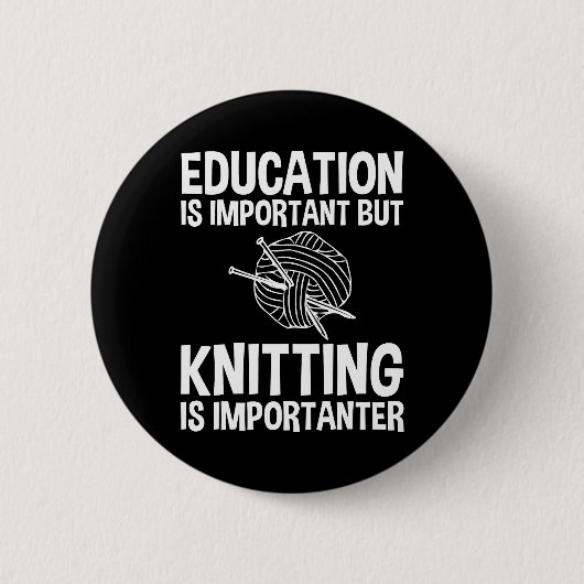Badge Rond 5 Cm L'Éducation Est Importante, Mais Le Tricot Est Imp (Devant)