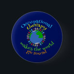 Badge Rond 5 Cm L'ergothérapie fait tourner le monde<br><div class="desc">Un beau cadeau d'ergothérapeute avec des gens tenant la main debout sur la terre. Un joli cadeau OT pour Noël pour leur montrer l'appréciation pour tout ce qu'ils font avec la thérapie sensorielle pour aider votre enfant.</div>