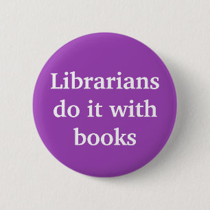 Badge Rond 5 Cm Les bibliothécaires le font avec les livres