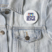 Badge Rond 5 Cm Les Chimistes Ont Toute La Solution Des Pons Scien (En situation)