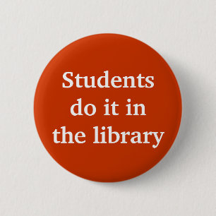 Badge Rond 5 Cm Les étudiants le font dans la bibliothèque