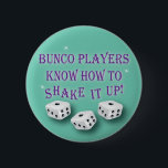 Badge Rond 5 Cm les joueurs de bunco savent le secouer vers le<br><div class="desc">Cette conception graphique bleue,  pourpre,  blanche et noire est amusement pour des joueurs de Bunco.  Les joueurs de Bunco savent la secouer ! peut être personnalisé.  Grand pour votre prochain événement de Bunco ! Donnez un comme prix ou cadeau.</div>