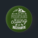 Badge Rond 5 Cm Les Montagnes Appelent Vintage Escalade Rock<br><div class="desc">Un design inspirant pour ceux qui aiment escalader les montagnes, l'alpinisme, l'escalade randonnée ou intérieure. Marchandises de motivation cool pour grimpeurs, randonneurs et toute personne à l'extérieur. Idéal pour les amateurs d'aventure, activités de plein air dans la nature. Grand cadeau de Noël et cadeau d'anniversaire pour grand-père, père, père, mari,...</div>