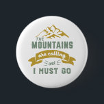Badge Rond 5 Cm Les montagnes appellent et je dois aller Vintage<br><div class="desc">Un design inspirant pour ceux qui aiment escalader les montagnes, l'alpinisme, l'escalade randonnée ou intérieure. Marchandises de motivation cool pour grimpeurs, randonneurs et toute personne à l'extérieur. Idéal pour les amateurs d'aventure, activités de plein air dans la nature. Grand cadeau de Noël et cadeau d'anniversaire pour grand-père, père, père, mari,...</div>