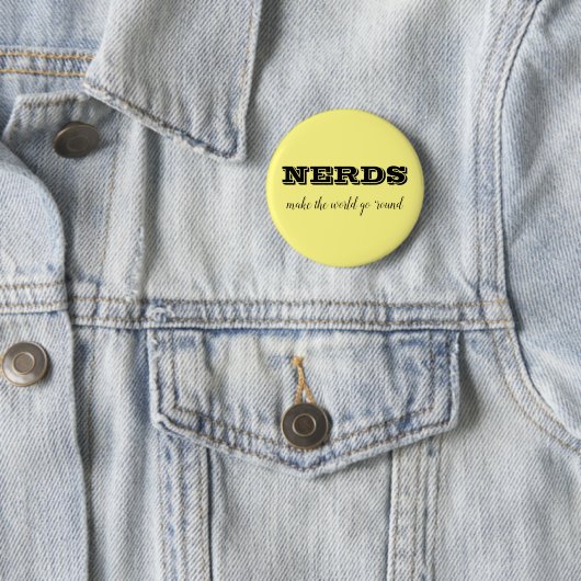 Badge Rond 5 Cm Les NERDS font tourner le monde (En situation)