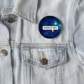 Badge Rond 5 Cm L'espace est gai (En situation)