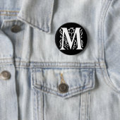 Badge Rond 5 Cm Lettre de fantaisie M (En situation)