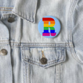 Badge Rond 5 Cm Lettre R d'arc-en-ciel (En situation)