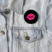 Badge Rond 5 Cm lèvres dorées rose (En situation)