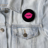 Badge Rond 5 Cm lèvres pailletées roses (En situation)