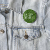 Badge Rond 5 Cm L'Herbe Y Est Plus Verte (En situation)