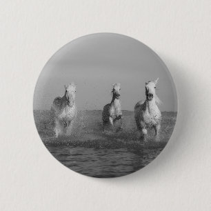 Badge Rond 5 Cm Libres, chevaux blancs, noirs et blancs, mer,