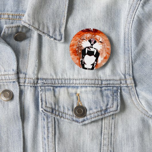 Badge Rond 5 Cm Lion Roaring (En situation)