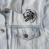 BADGE ROND 5 CM LION TRIBAL (En situation)