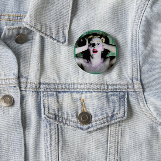 Badge Rond 5 Cm Liz est horrifiée et terrifiée (En situation)