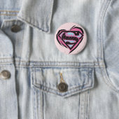 Badge Rond 5 Cm Logo rose Supergirl dans le coeur (En situation)