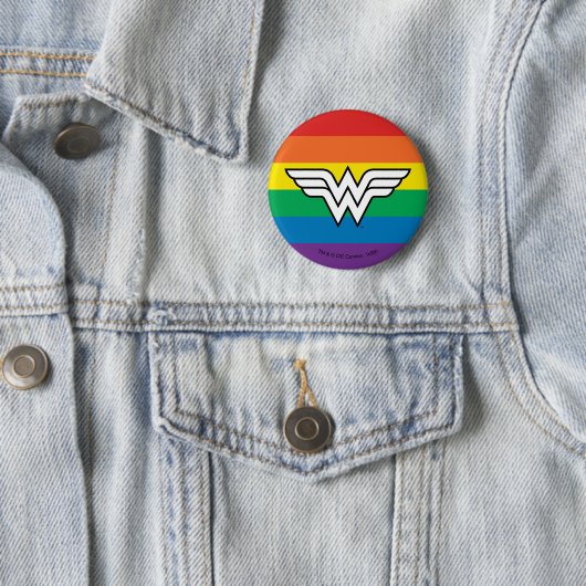 Badge Rond 5 Cm Logo Wonder Woman Rainbow (En situation)