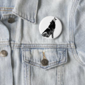 Badge Rond 5 Cm Loup de Howling blanc noir (En situation)