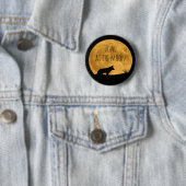 Badge Rond 5 Cm Loup Silhouetté Dans La Lune Lumineuse (En situation)
