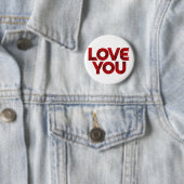 Badge Rond 5 Cm Love You – Bold Romantic Typography (En situation)