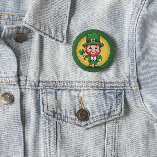 Badge Rond 5 Cm Lucky Leprechaun and Clover (En situation)