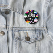 BADGE ROND 5 CM " L'UNIVERS EST UN INSTRUMENT QUEER " (En situation)