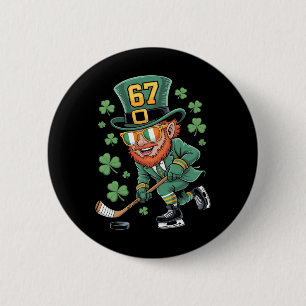 Badge Rond 5 Cm Lutin 67 Jouant au Hockey St Patricks Day Sport