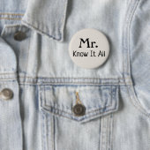 Badge Rond 5 Cm M. Know It All Name Plate (En situation)