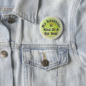 Badge Rond 5 Cm Ma Fille Est Un Peu Grosse. (En situation)