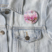 Badge Rond 5 Cm Magnolia rose-pourpre en floraison - Fleur de prin (En situation)