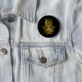 Badge Rond 5 Cm Main de Hamsa - Amulette arabe dorée (En situation)
