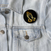 BADGE ROND 5 CM MAINS DE PRIÈRE D'OR (En situation)