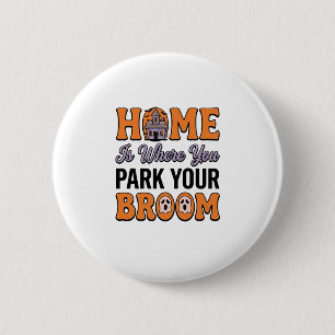 Badge Rond 5 Cm Maison Halloween Garez Votre Balai Typographie Vin