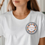 Badge Rond 5 Cm Maman à l'automne Coquette Halloween Bows<br><div class="desc">Couleurs d'Halloween mignonnes et coquettistes noir,  orange et blanc avec un arrière - plan à chèque noir et blanc.</div>
