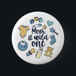 Badge Rond 5 Cm Maman de la nature Un an d'âge premier anniversair<br><div class="desc">Maman du sauvage. Jolie et drôle 1er anniversaire garçon maman design pour garçon maman avec le fils en tournant un et la mère d'un enfant de 1 an célébrant cette étape mémorable. Cool et de la marchandise géniale pour la première fête d'anniversaire de maman avec son petit garçon. Un design...</div>