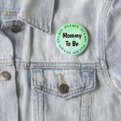 Badge Rond 5 Cm Maman doit être le bouton Baby shower vert (En situation)