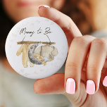 Badge Rond 5 Cm Maman pour être doux vêtements de bébé sexe neutre<br><div class="desc">Mommy to Be mignon bouton avec vêtements bébé et style rustique naturel. Le design comprend des vêtements pour bébés et un ours en peluche drapé sur la lune, le tout accroché à un fil de linge en bois rustique et encadré de feuillage délicat. Cette illustration moderne et aquarelle est parfaite...</div>