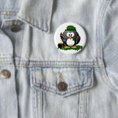 Badge Rond 5 Cm Manchot Chanceux de la Saint-Patrick avec Pot d'Or (En situation)