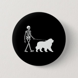 Badge Rond 5 Cm Marcher sur un chien de Terre-Neuve Halloween tenu