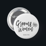 Badge Rond 5 Cm Mariage d'écriture de manuscrit de GroomsWoman |<br><div class="desc">Ce n'est pas votre garçon d'honneur. Mais, la femme de votre marié. Montrez-lui votre appréciation pour se tenir prêt votre côté votre jour spécial de mariage avec ce bouton unique. Il comporte le mot "groomswoman" dans un texte élégant de style de manuscrit. Sous ceci est une tache pour son nom....</div>