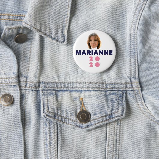 Badge Rond 5 Cm Marianne Williamson 2020 (En situation)
