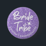 Badge Rond 5 Cm Mariée Tribe Bachelorette Pin Violet<br><div class="desc">Epingle brillante avec la Tribe de Mariée lettering pour la douche nuptiale ou la fête de Bachelorette sera belle avec n'importe quelle tenue. La broche peut être personnalisée avec le nom de la Mariée ou tout autre détail. Différentes options de couleur sont disponibles. Épingle de coloration et de style similaires...</div>