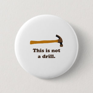 Badge Rond 5 Cm Marteau Ceci n'est pas une perceuse