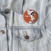 Badge Rond 5 Cm MARVIN MARTIAN™ Pointing (En situation)